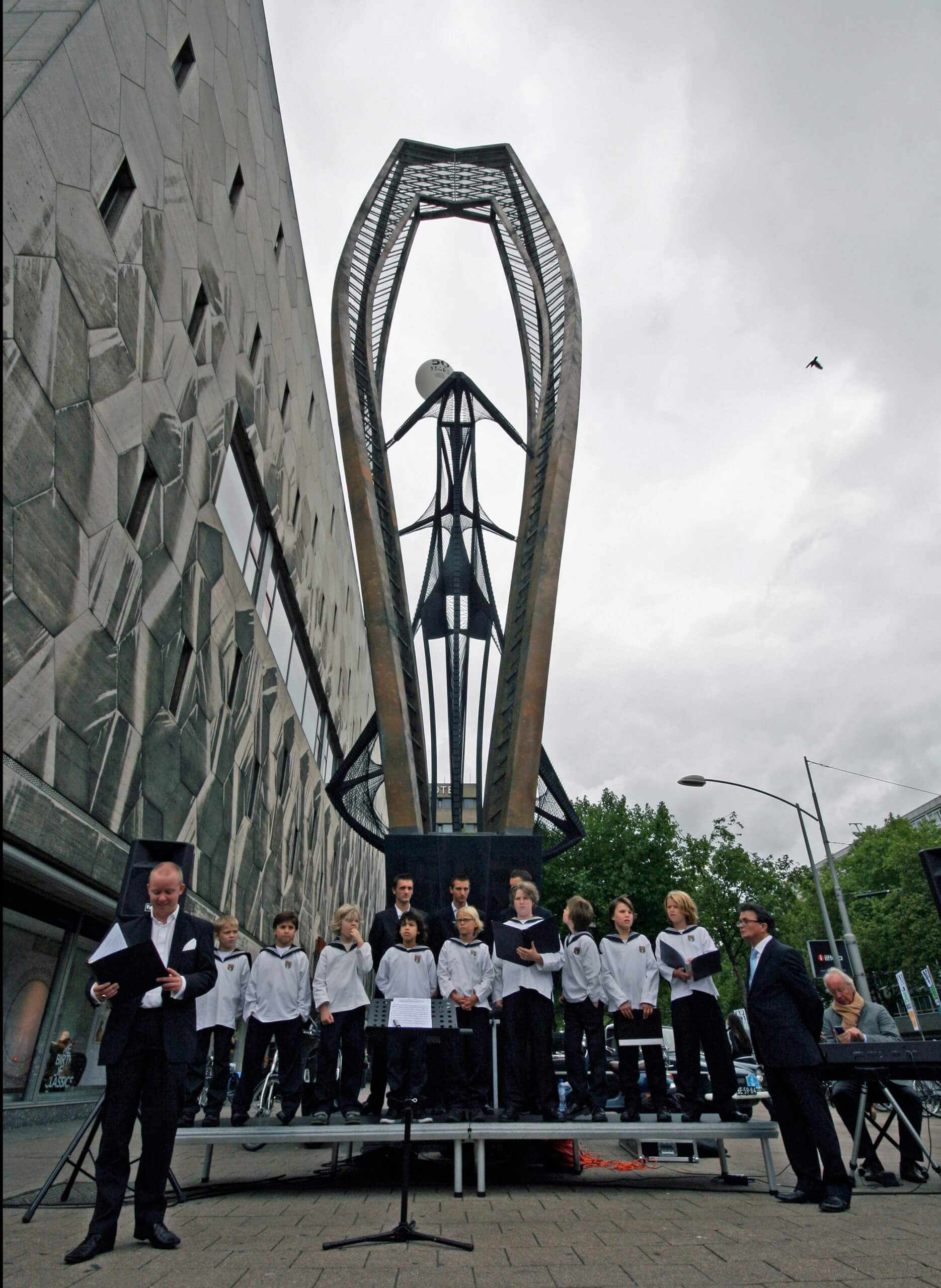 Het Rotterdams Jongenskoor bij de Naum Gabo tijdens het 50-jarig jubileumfeest van SIR, foto Michelle Wilderom