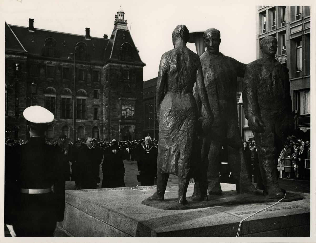 On 4 May 1967, Princess Wilhelmina unveiled the war memorial to all the fallen, with Van der Mandele and mayor G.E. van Walsum. Photo Collectie Ary Groeneveld - Rotterdam City Archives CC-BY
