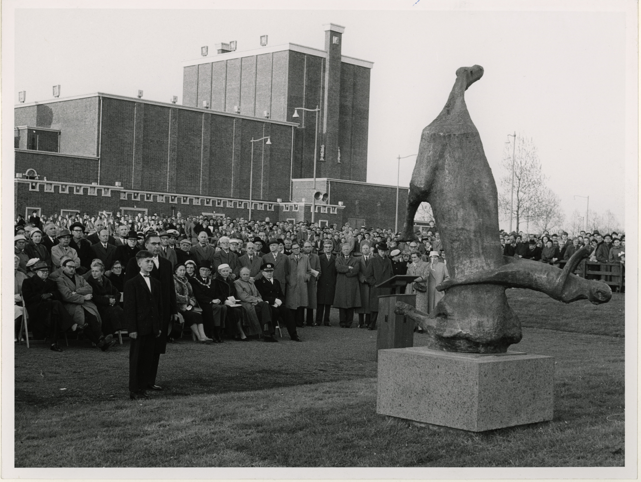 On 3 May 1958, during the remembrance of the dead on Zuidplein, the memorial was unveiled by Frans Lam, son of a executed resistance fighter. Among those present are mayor G.E. van Walsum. Photo Collection Ary Groeneveld - Rotterdam City Archives