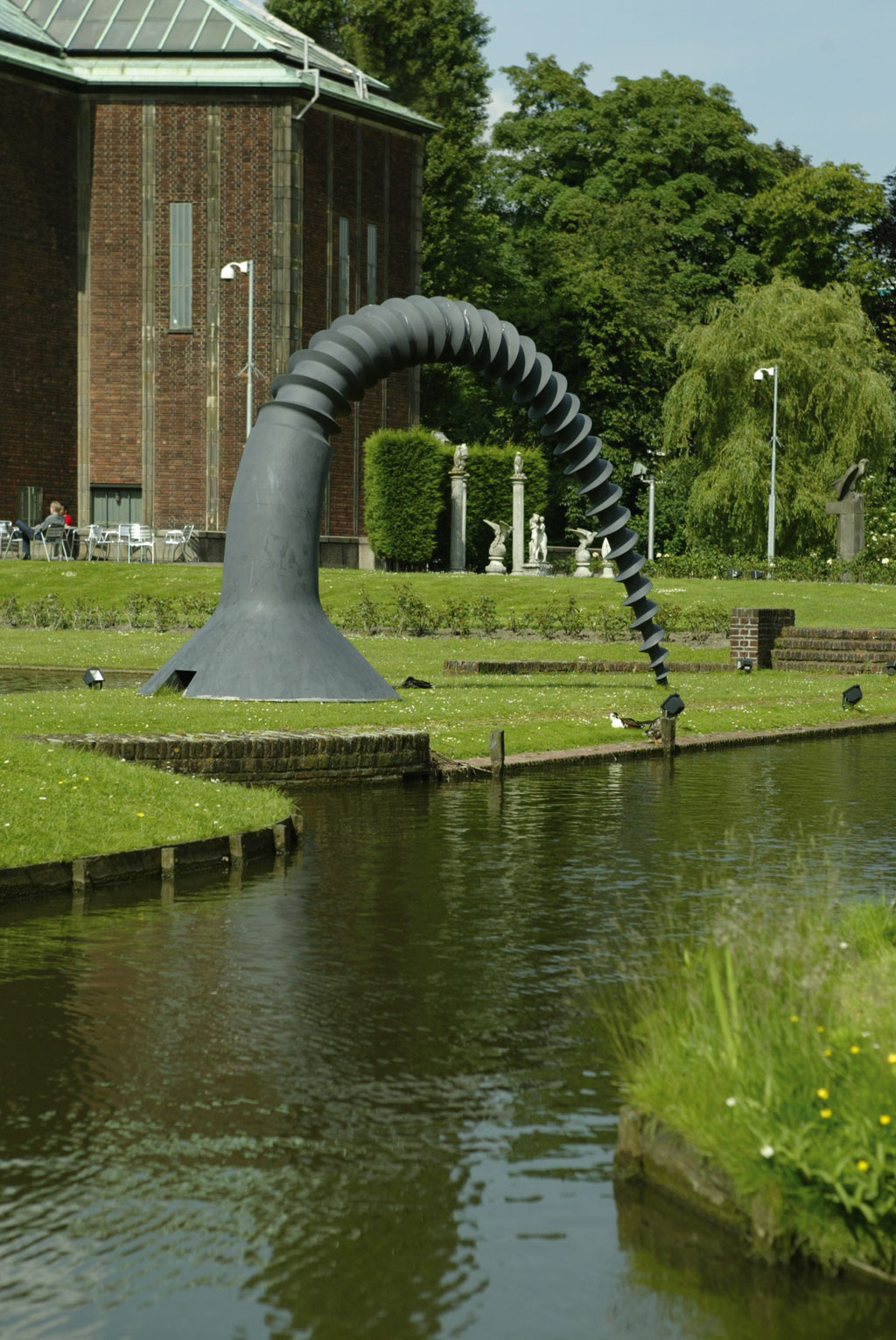 Srewarch (1982) in de tuin van Boijmans in 2006, foto Pieter Vandermeer