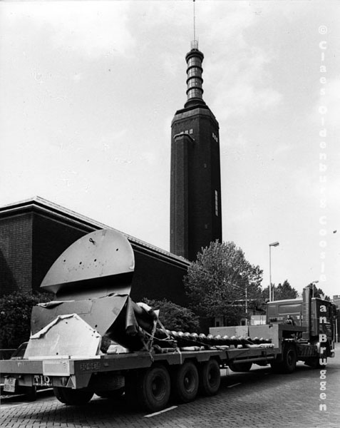 Transport Screwarch (in delen) in 1984, foto Tom Haartsen