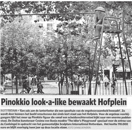 Pinokkio look-a-like bewaakt Hofplein | Algemeen Dagblad