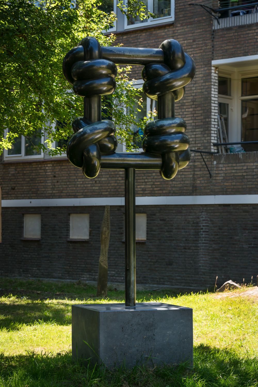 De Knoop van Shinkichi Tajiri in tuin Cultuurwerkplaats Tarwewijk, Cillershoekstraat, 2018. Foto: Jannes Linders